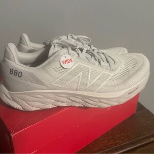 New in Box Men’s New Balance Shoes Size 11 Wide Light Gray 880 v14